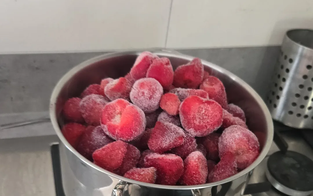 Samen aardbeienjam koken op het fornuis